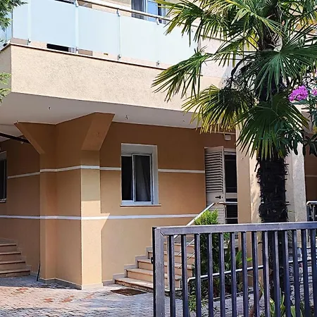 Apartment Seasons 1, Golem Kompleksi Dielli Qerret